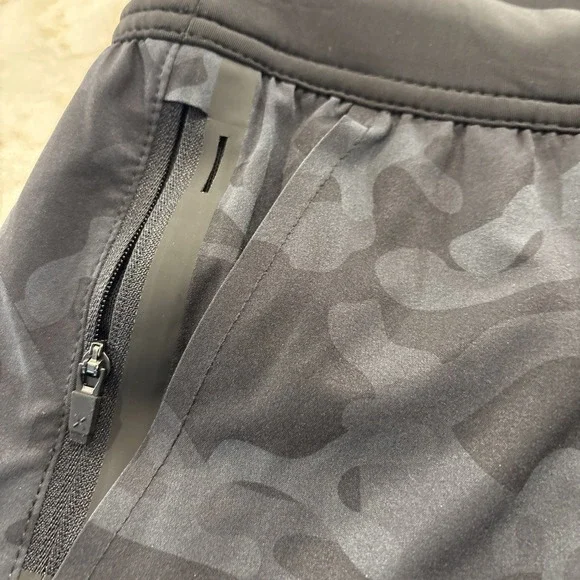 Ten Thousand Interval Men's Camo Shorts Size 30 Black Lined Stretch Gym Pockets - Picture 4 of 8